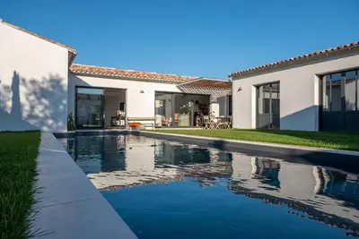 Image de Maison familiale neuve avec piscine chauffée