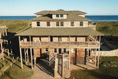 Image de Your Wave Escape! Oceanfront Home with Private Pool, Tiki Bar, and Game Room.