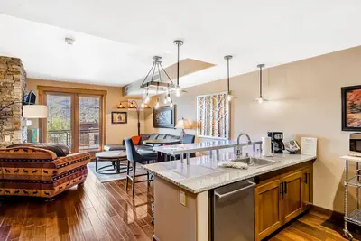 Image de Spacious mountain oasis w/ shared pool/hot tub, scenic balcony & high-speed WiFi