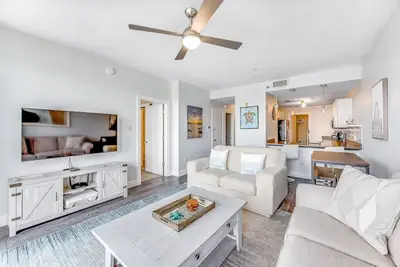Image de Snowbird-friendly waterfront condo w/shared pool, hot tub, washer/dryer