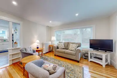 Image de Beautifully renovated home w/ prime location - walk to the footbridge & downtown