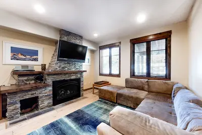 Image de Stunning mountain condo on the golf course w/ private hot tub & fireplace