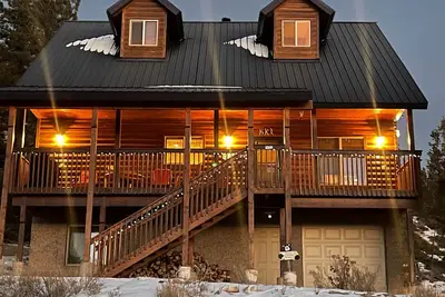 Image de A Luxurious Cabin on the Hill! Close to magnificent Bryce, Zion, Cedar Breaks!