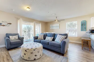 Image de Second floor condo with shared pool, high-speed WiFi, and private washer/dryer