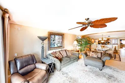 Image de Beachfront condo w/Gulf views, balcony, washer/dryer, central A/C, shared pools