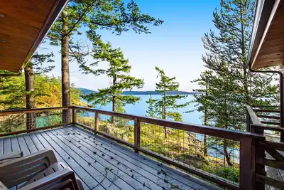 Image de Rustic waterfront cabin w\/ free WiFi, a full kitchen, & furnished decks