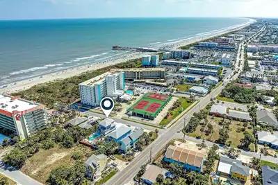 Image de Spectacular 3-story ocean-view beach house with full-size pool & firepit