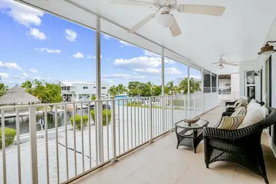 Image de Waterfront home with amazing views, boat dock, screened porch & water sport gear