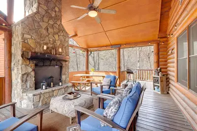 Image de Peaceful Forest Escape w\/ Game Room + Hot Tub