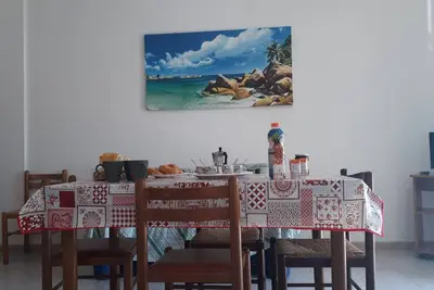 Image de Maison de vacances avec cuisine et salon et balcon avant et arrière à San Foca