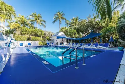 Image de Cocktails & Dreams: Modern 2nd Floor Condo, Steps from Duval St, Seaport, Waterpark, Beach & Pool!