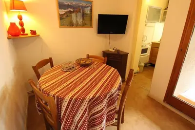 Studio sud calme avec balcon et parking - Proche thermes et centre