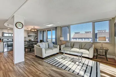 Image de Freshly Renovated 3 Bed/2 Bath Beach Walker Villa with Ocean Views!
