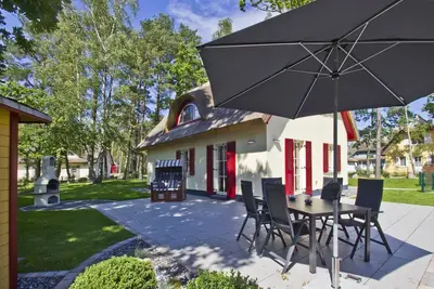 Image de Close to the beach, quiet location, own sauna, beautiful garden - Ferienhaus Ostseesonne