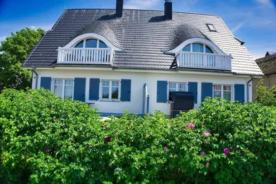 Image de Waterfront vacation home with fireplace, sea view and garden - Holiday home Milan
