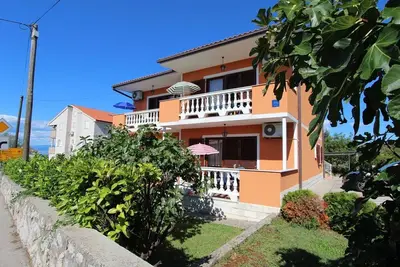Apartment Miko 2 in a quiet environment in Malinska