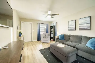 Image de 2 Br | Perfect for Long Term Stays | 2 miles to Beach
