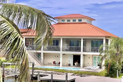 Image de Waterfront paradise - large pool, hot-tub, 4 kayaks, 4 bikes, minutes to beach