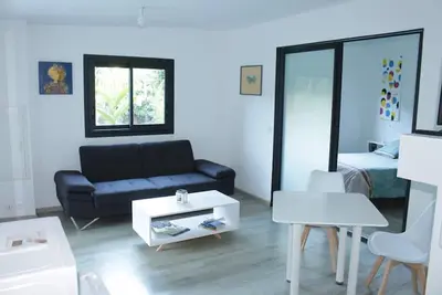 Image de Maisonnette de charme dans un écrin de verdure