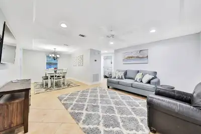 Image de ★Modern Orange Park Home w/ 6+Beds & Washer/Dryer Fence★