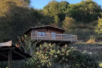 Image de chalet bois en pleine nature situé proche d une ferme