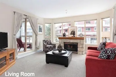 Image de 2 bedroom 2 bath. Sleeps 6. Olympic plaza and mountain view, 2nd floor.