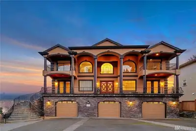Image de Spacious Villa with Indoor Sauna, Outdoor Hot tub, Mountain & Water views!