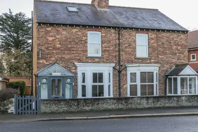 Image de Brinkburn Cottage, pet friendly, with open fire in Burniston