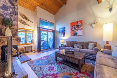 Image de Spacious 3 Bed Loft w/ Balcony Spa Sauna 477