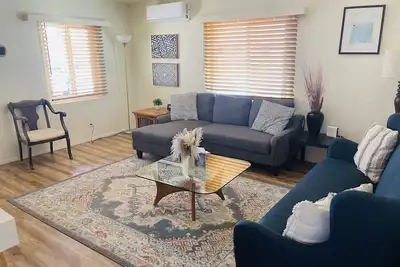Image de Centrally located and huge private enclosed backyard
