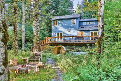 Image de Stunning Riverfront Getaway, *Pet Friendly*, Barrel Sauna, Huge Deck, Game Room, Fire-Pit, Pool