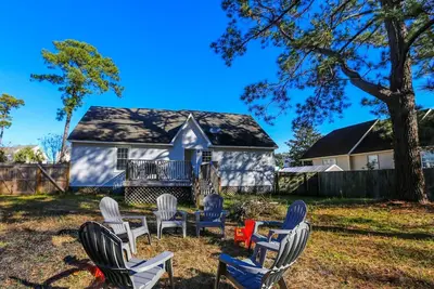 Image de 10 Minutes to Beach & Downtown! Renovated Dog Friendly Home w/ Bunk Bedroom & Fenced Backyard