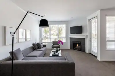 Image de Aka Residences Spacious Premium Suite w/ Full Kitchen, Private Patio & WiFi