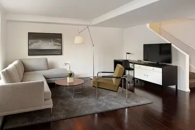 Image de Aka Residences Luxurious Duplex Townhome w/ Private Entrance, Kitchen, & WiFi