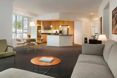 Image de Aka Residences Luxurious Suite w/ Kitchen, Patio, Marble Bathroom, & WiFi