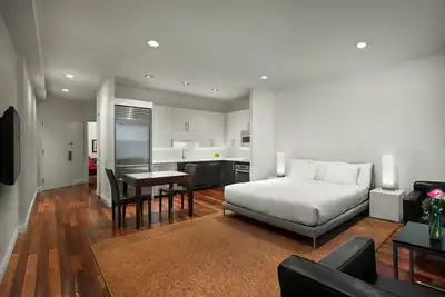 Image de Aka Residences Luxurious Premium Studio w/ Custom Furnishings, Den Space & WiFi
