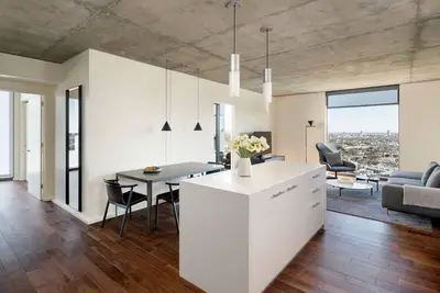 Image de Aka Residences Spacious Sunset Boulevard Views Suite w\/ Designer Furnishings