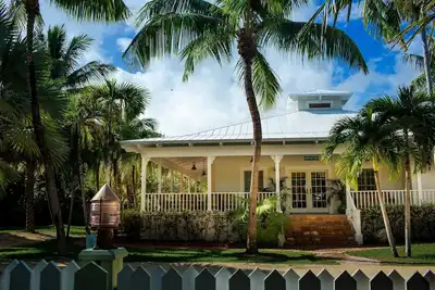 Image de Beautifully Renovated Home w\/ Custom Furnishings, Chef's Kitchen, & Veranda