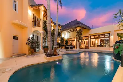 Image de Private Escape W\/ Hand Painted Murals Throughout