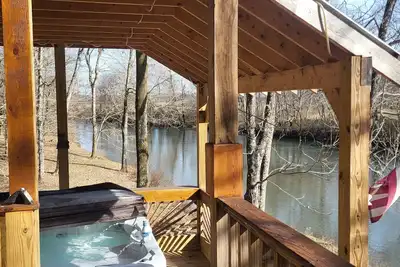 Image de CreekView Cabin Retreat is Privately located on the Creek with a Jacuzzi & more