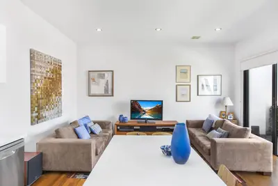 Image de 2-Bed Apartment with Parking & Balcony Near Trains