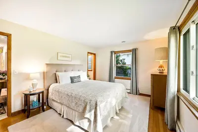 Image de Three bedroom | 2 Bath Ranch Home Steps Away from the Water
