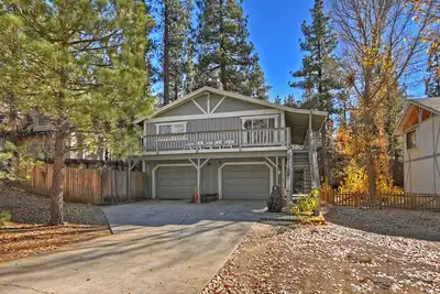 Image de Bear Hug Lodge-Spa/Bbq/Game/Fitness rooms. Short distance from lake and hiking.