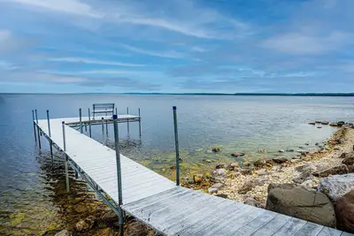 Image de New Renovation | Lakefront | Dock | HotTub | Fish!