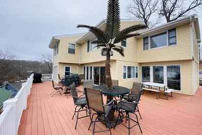 Image de Right off the Main Channel Lake Front Home with Dock and beautiful views