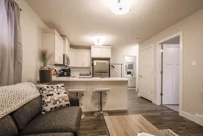 Image de Cozy one bedroom suite with a pullout in the living room.