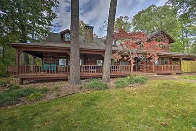 Image de Hot Tub, Grill: Hilltop Log Cabin in Hot Springs!