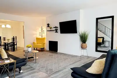 Image de In the heart of Santa Monica 2 bedroom & 2 1/2 bathroom Townhome + prvt parking