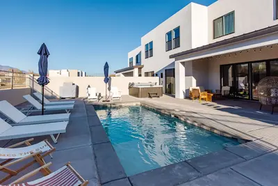 Image de Red Rock Place - Private Pool & Hot Tub - 6 Bedroom