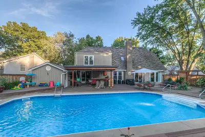 Image de Large Updated Home with Pool - Perfect place for Entertaining! *Prime Location*